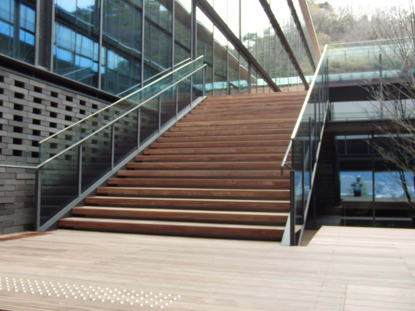 Black gradation laminated glass